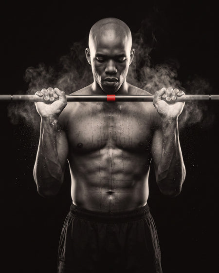 Crossfit-Athlet mit Langhantel im Frontrack, Magnesiastaub, vor schwarzem Grund