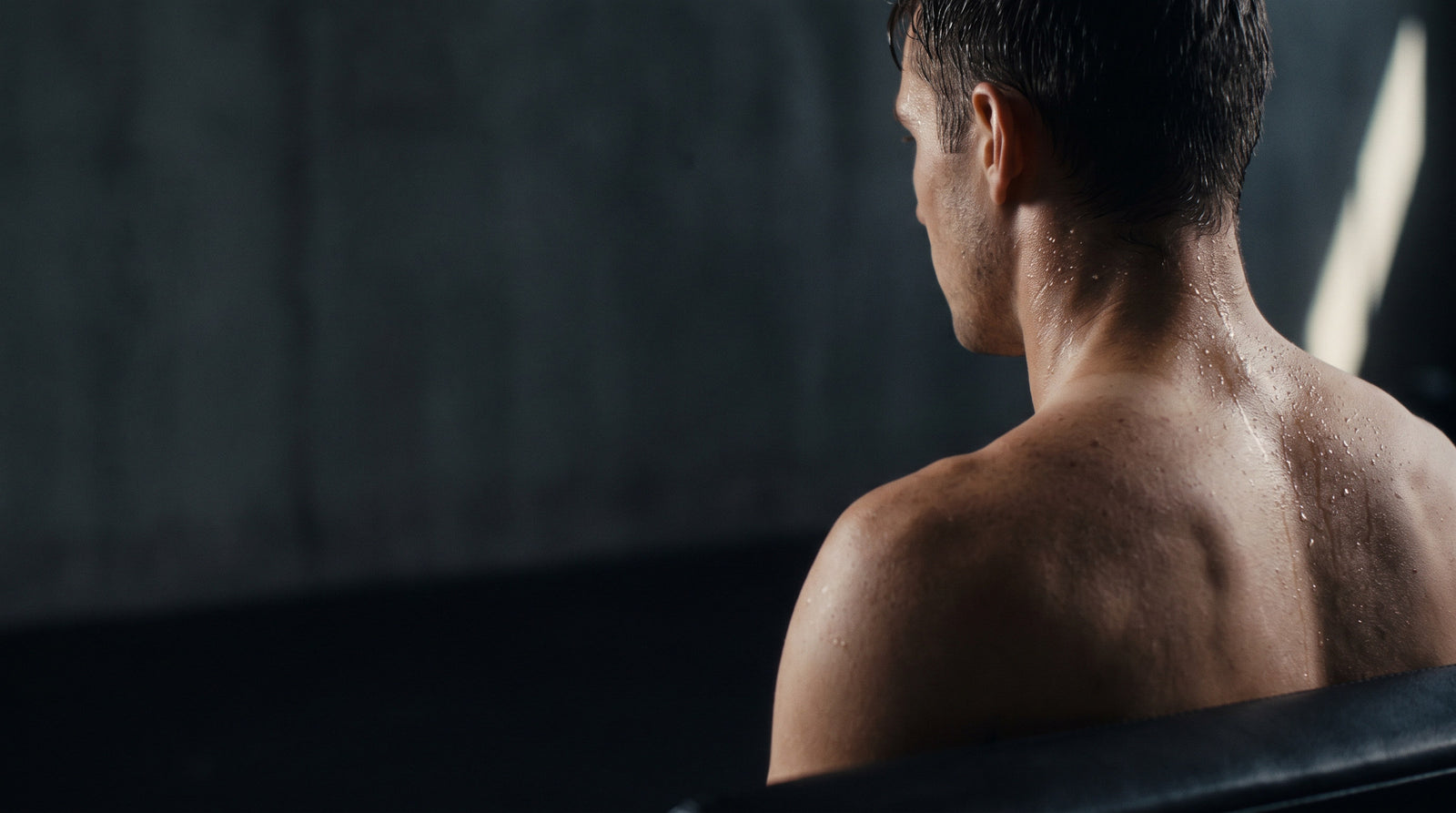 Nacken und Schulter eines Mannes nach dem Training, Schweiß auf der Haut