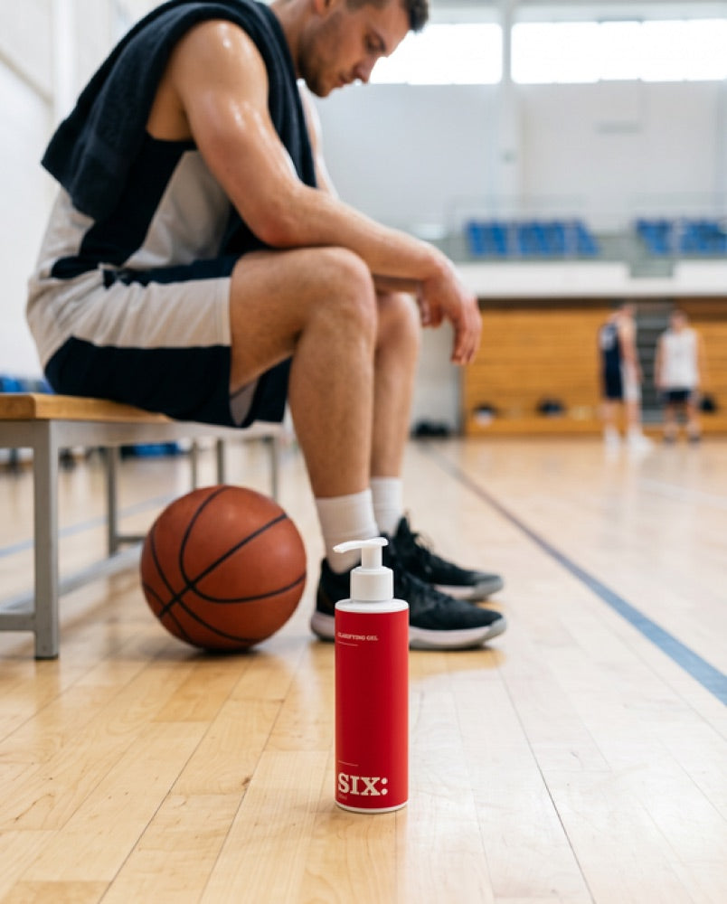 Basketballspieler mit SIXAMPM gegen unreine Haut und Pickel bei Männern