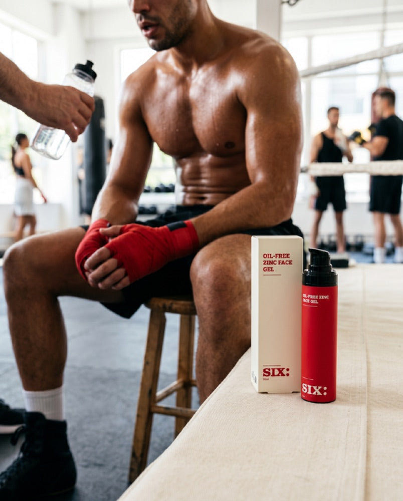 Verschwitzter Boxer im Gym mit SIXAMPM Oil-Free Zinc Face Gel gegen Schweiß und Glanz