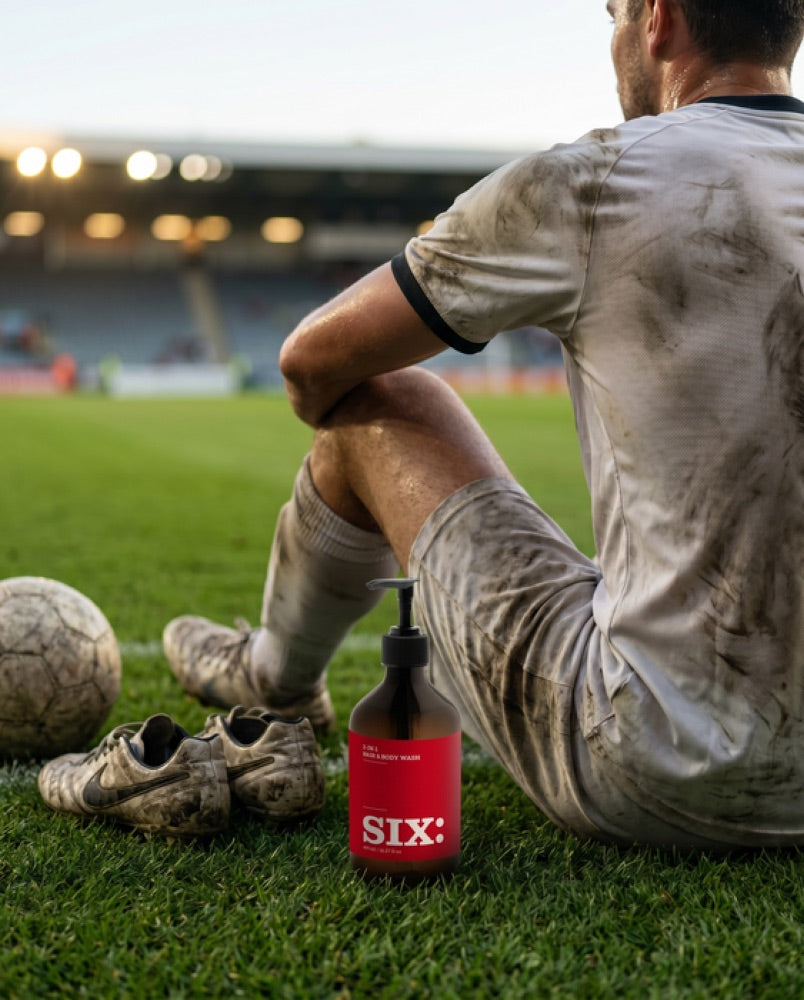 Fußballspieler auf dem Platz mit SIXAMPM Körper- und Bartpflege für Männer